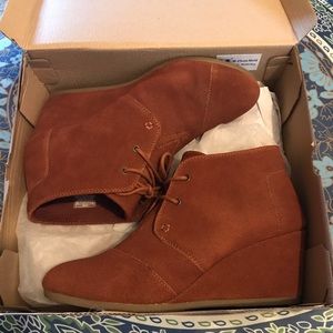 Toms Desert Wedge in Cognac Suede